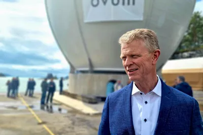 Viste frem «Egget» på kaien – snart skal den med lekter til Romsdalsfjorden
