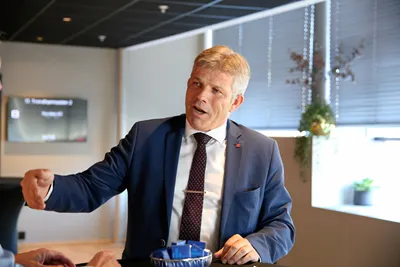 Ministeren strammer grepet for å hindre lakserømminger