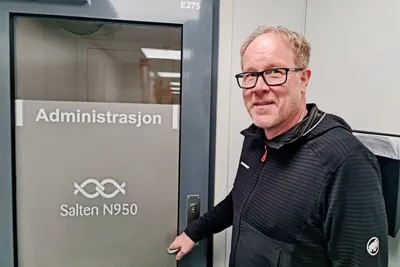 Jakter sin egen erstatter før han reiser til Island