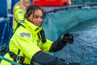 Alice Øksheim (29) skulle ikke jobbe med oppdrett. Nå er hun daglig leder, produksjonsleder og styremedlem