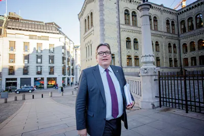 Ap vil ha program for utbedring av fylkesveiene: Om ti år er det 22.000 flere laksevogntog på norske veier