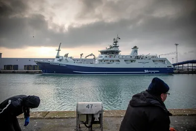 Dansk EU-toppolitiker med krast brev om produksjonsfisk, mener det kan skade Norges forhold til EU