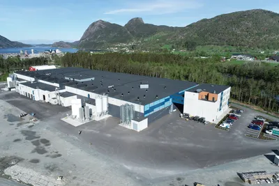 Grieg Seafood åpner nytt landbasert anlegg til 1,2 milliarder: – Dødeligheten går ned til rundt 10 prosent