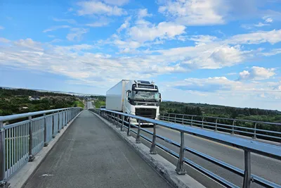Stengte veier og ekstremvær – men laksetransporten går stort sett greit