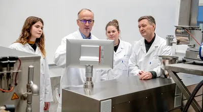 Testet mikroalger i fôr til laks. Positive resultater, skriver Nofima