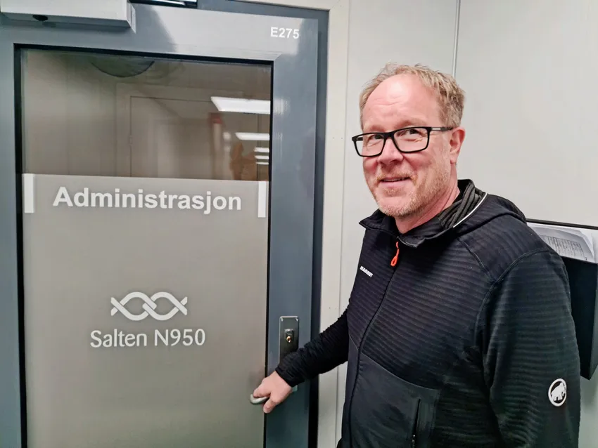 Jakter sin egen erstatter før han reiser til Island