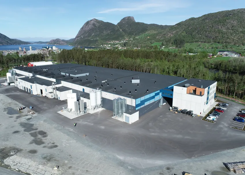Grieg Seafood åpner nytt landbasert anlegg til 1,2 milliarder: – Dødeligheten går ned til rundt 10 prosent