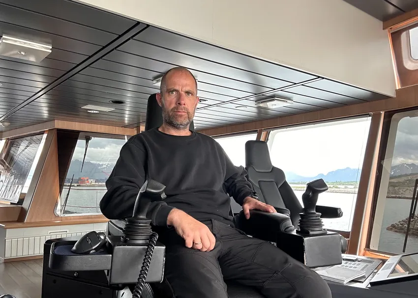 Han passer på at laksen kommer seg fra A til B