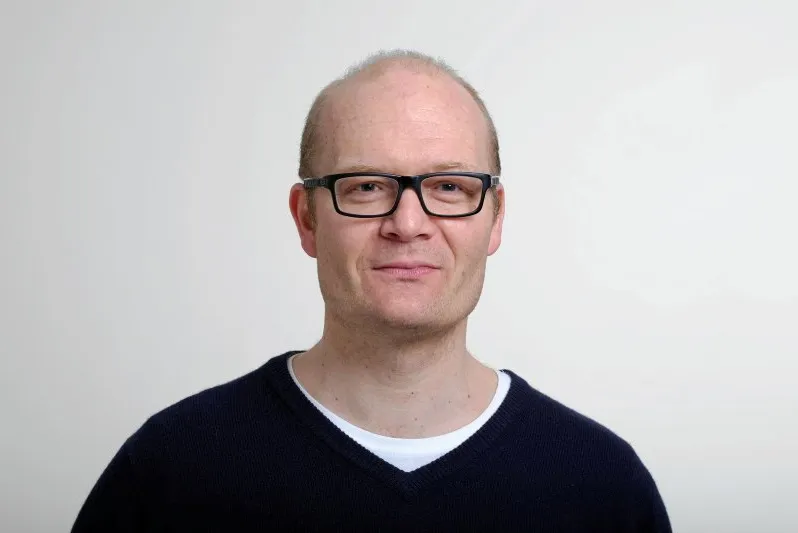 Eirik Biering, seksjonsleder havbruk, villfisk og velferd ved Veterinærinstituttet, er en del av styringsgruppen for vurdering av lakseluspåvirkning på ville laksefisk sammen med Tor F. Næsje fra Norsk institutt for naturforskning og Karin K. Boxaspen fra Havforskningsinstituttet.