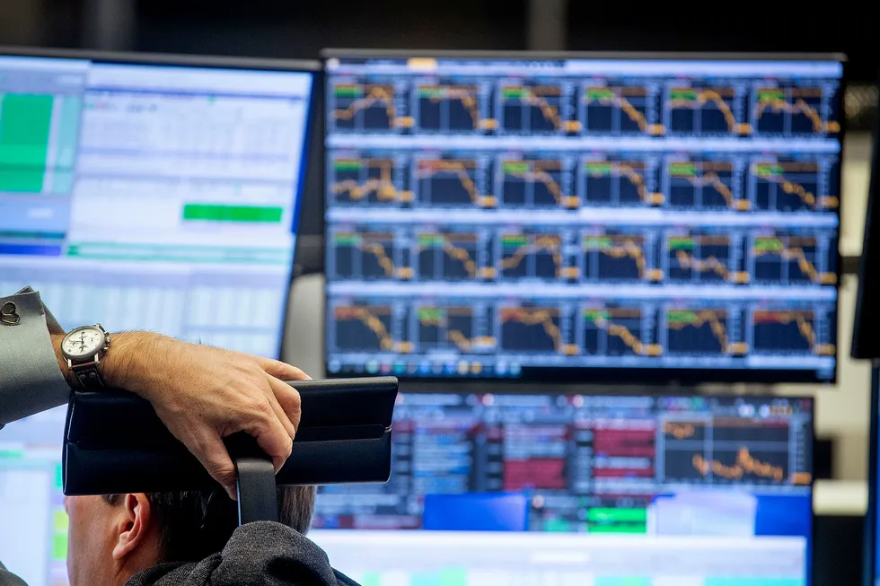 Oil rebounds: but still weak