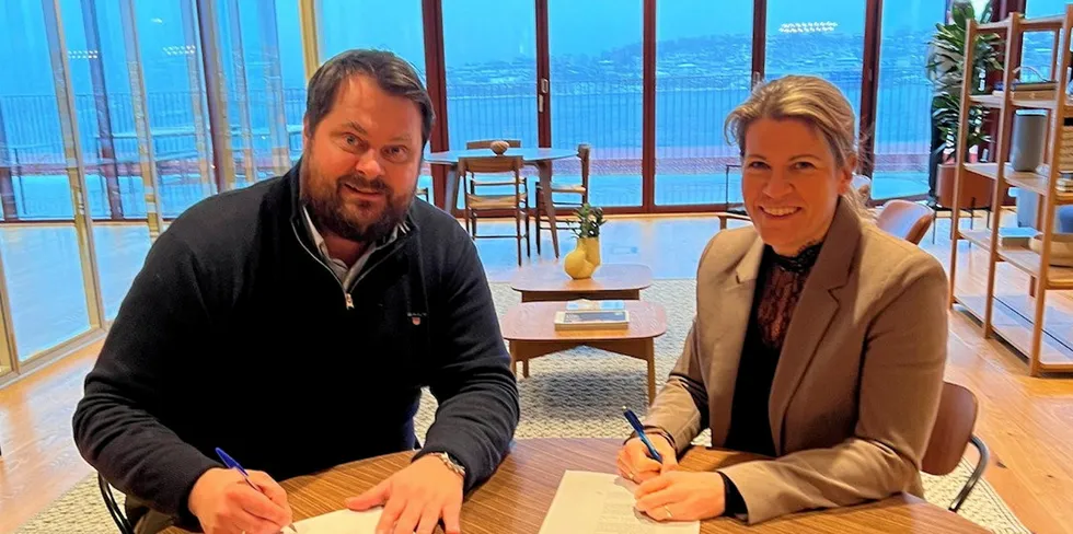 Salmon Evolution's CEO Hakon A. Berg and Artec Aqua's CEO Ingegjerd Eidsvik sign agreement regarding Phase 2 at Salmon Evolution's Indre Haroy site.