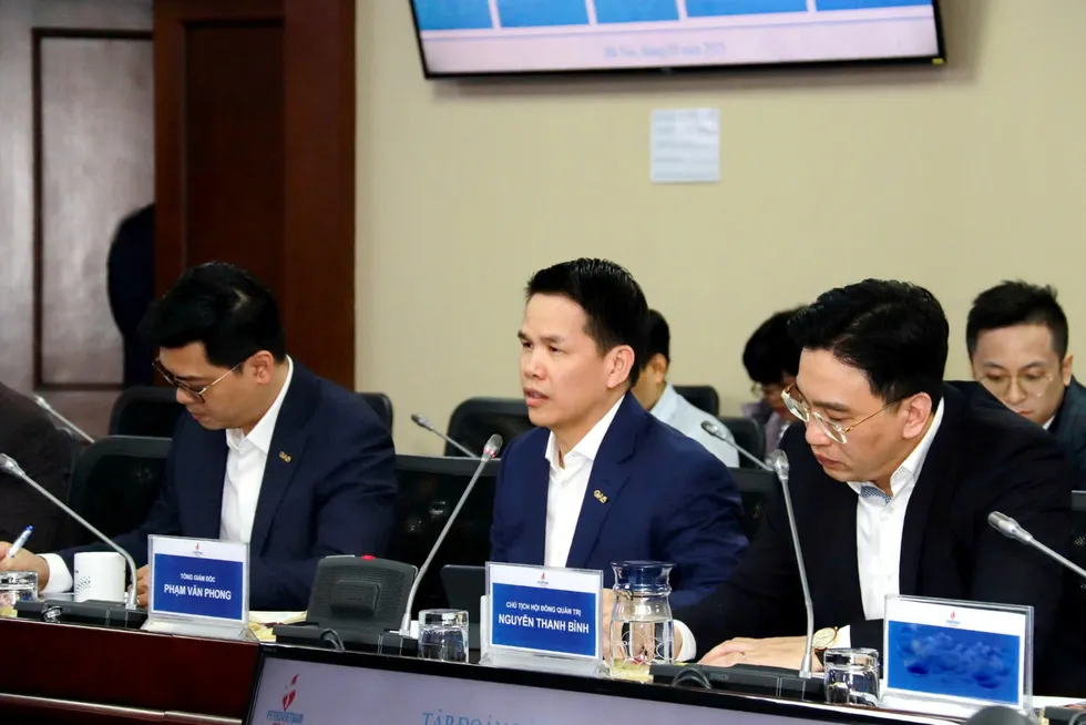 PV GAS chairman of the board of directors, Nguyen Thanh Binh, (right) and PV GAS general director, Pham Van Phong, (middle) present solutions for domestic gas and LNG supply in the southeast region through 2030.