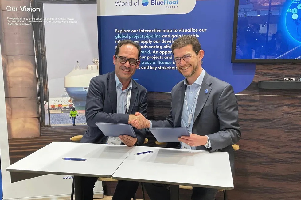 BlueFloat Energy CEO Carlos Martin (R) signs MoU with Euroports' CEO Frédéric Platini.