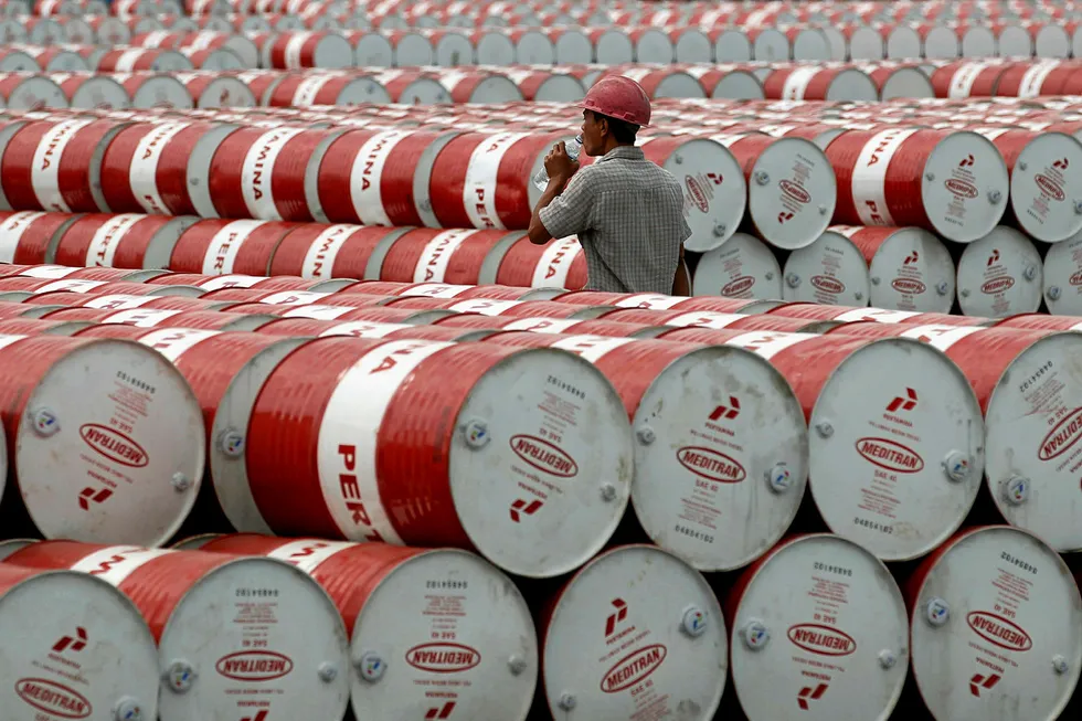 Oil price falls: for second week as supply concerns ease