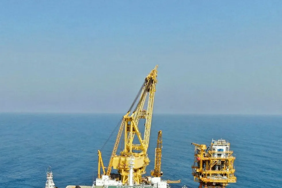 Job done: Sapura 3500 DP3 heavy lift vessel during installation of the Mizton topsides