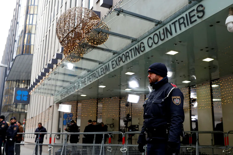 Opec meeting: deeper cuts recommended