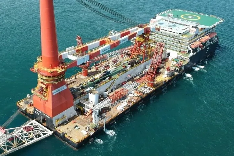 The Seven Champion pipelay vessel.