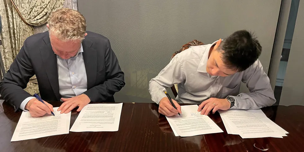 Seaway7 CEO Stuart Fitzgerald (L) and Dong Fang Offshore CEO Polin Chen (R) sign their MoU.