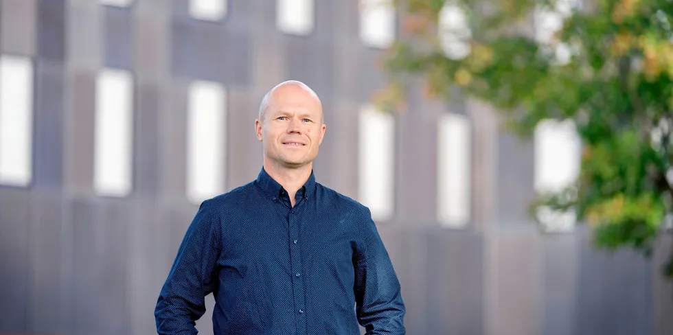 In 2020, the total production cost for one kilogram of Norwegian salmon was about NOK 55 (€5.20/$5.50). Of that, feed accounted for around 25 percent at NOK 13-NOK 14 (€1.20/$1.30) and biological costs up to 30 percent at NOK 14- NOK 17 (€1.40/$1.50), according to University of Stavanger Professor Bard Misund.