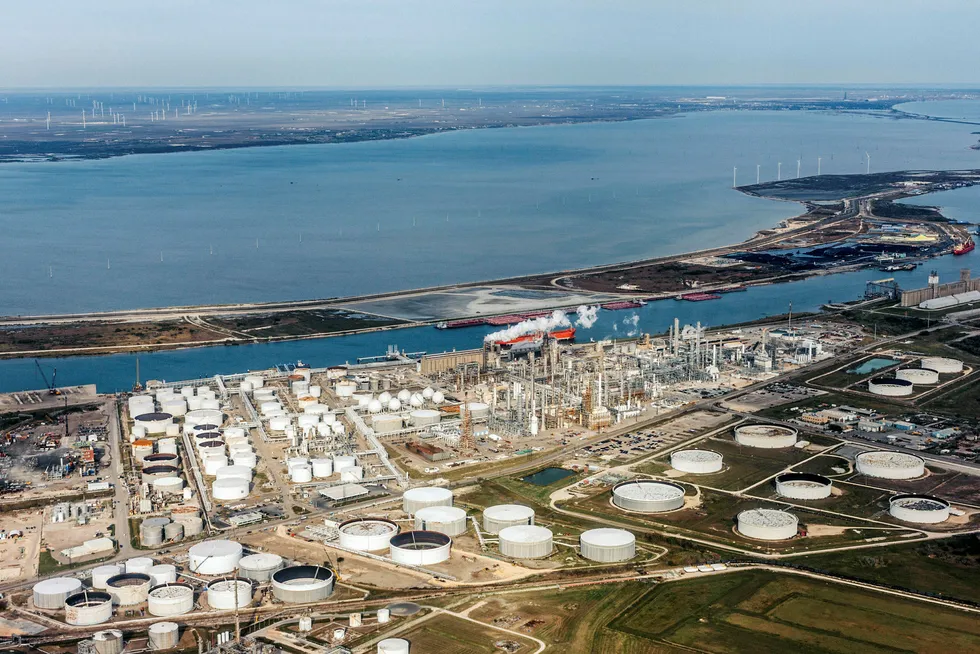 Corpus Christi, Texas, USA, 26.01.2016 Råolje lager og, Oljeraffineri og Vindmøller ved siden av hverandre sett fra flyvinduet, sak, USA eksporterer egenprodusert olje for første gang på 40år, Oljen kom fra skiferfeltet Eagle Ford i Texas ble fraktet til Europa, skipet forlot havnen i Corpus Christi. Foto: Morten Bertelsen