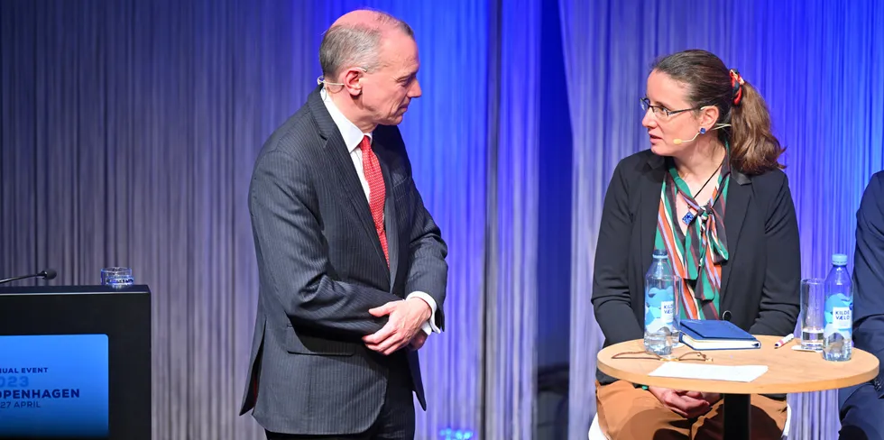 WindEurope CEO Giles Dickson (l) talks to An Stroobandt, the deputy head of cabinet of Belgium’s energy minister (r).