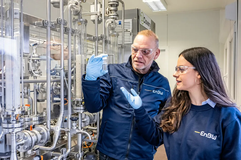 EnBW R&D expert Thomas Kölbel (l) and R&D project manager Laura Herrmann (r).