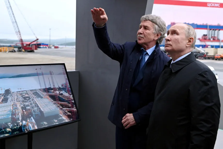 Ambitions: Novatek executive chairman Leonid Mikhelson (left) speaks to Russian President Vladimir Putin.