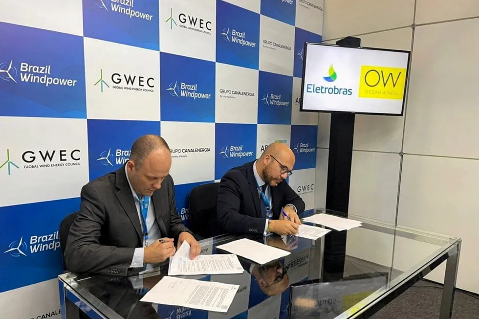 Executives from Eletrobras and Ocean Winds agree their partnership.