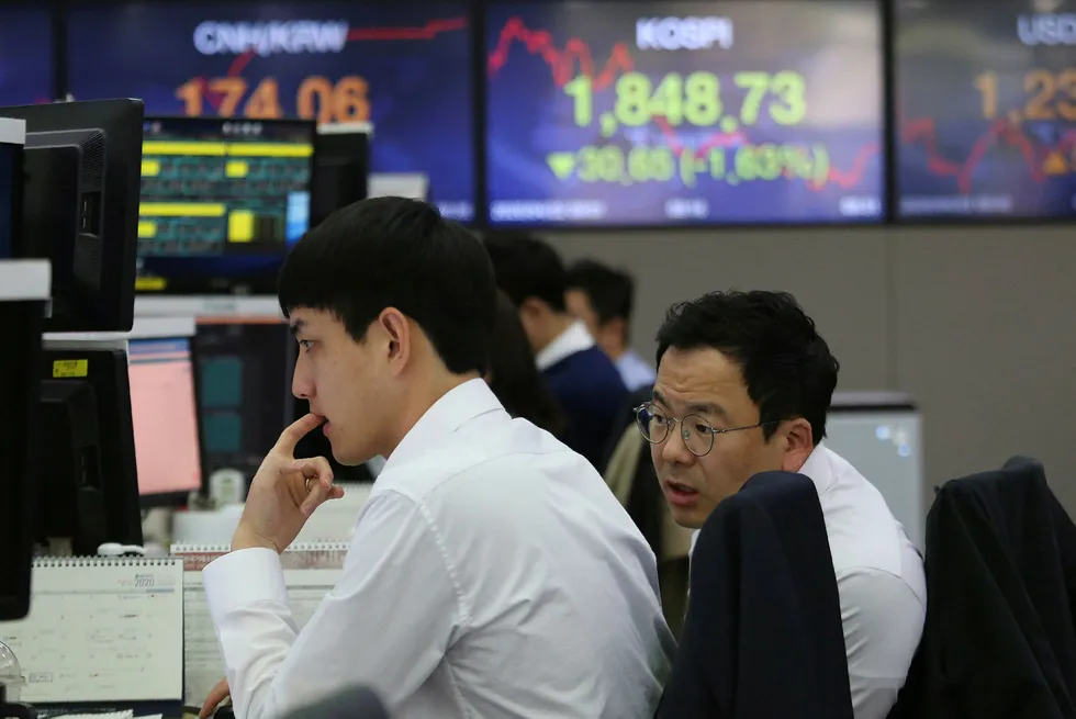 Little movement: oil prices held steady after Wednesday's losses as a rise in Chinese oil imports was not enough to offset concerns of a supply glut