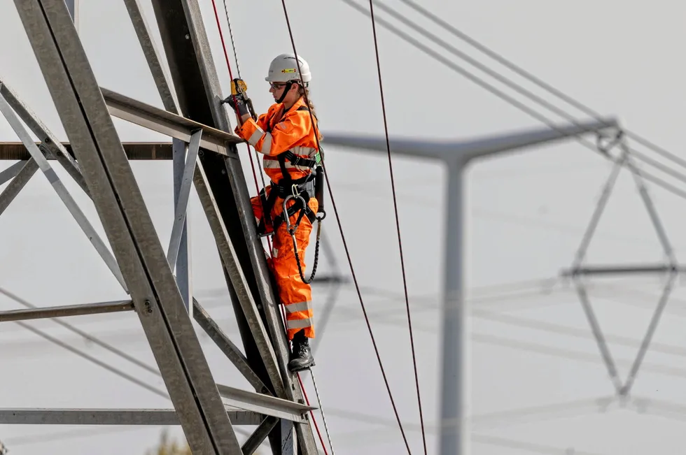 The world must spend $600bn annually to add or revamp 80 million kilometres of grids by 2040, the International Energy Agency has reported.