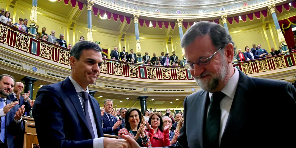 New prime minister Pedro Sánchez shakes hands with outgoing prime minister Mariano Rajoy immediately after the latter lost a vote of no-confidence in the Spanish parliament.