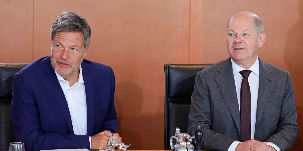 German economics and climate minister Robert Habeck (l) and Chancellor Olaf Scholz.
