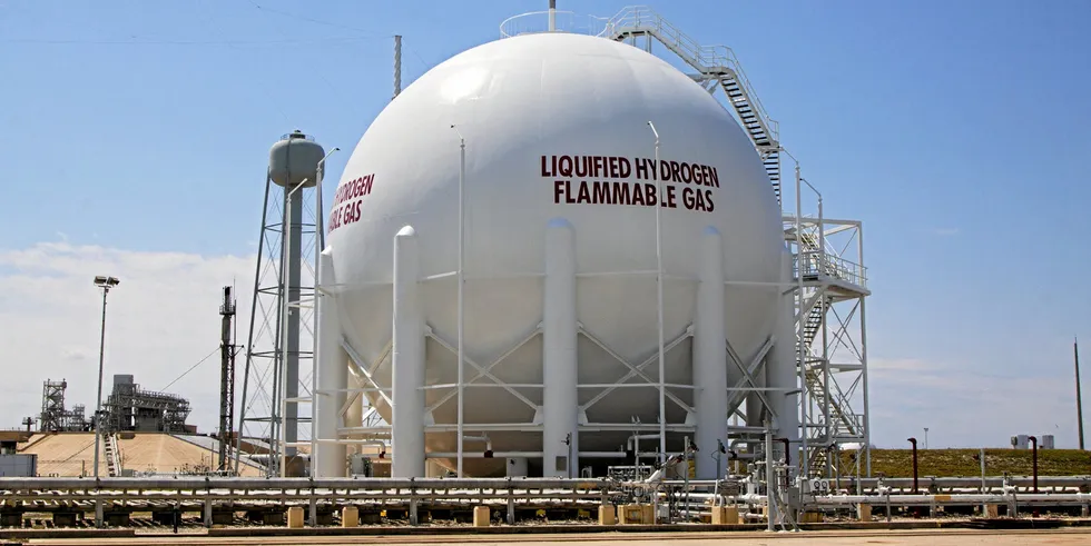 Liquid hydrogen storage tank