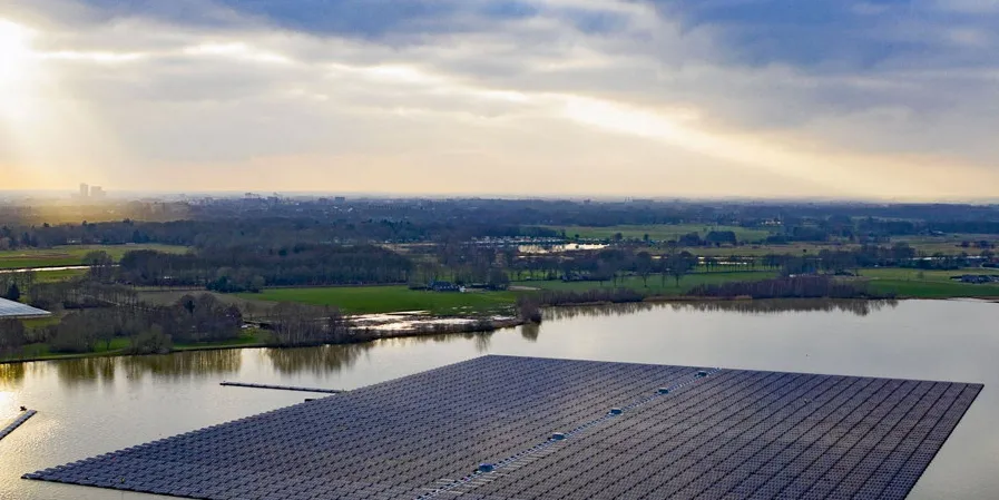 . BayWa floating solar.