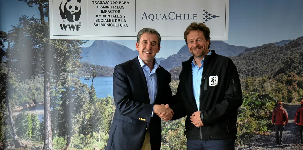 From left to right: Sady Delgado, general manager of AquaChile with Ricardo Bosshard, director of WWF Chile.