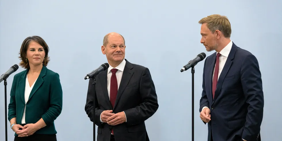 Green Party leader Annalena Baerbock (l), SPD finance minister Olaf Scholz (m) and Free Democratic leader Christian Lindner (r) at a press statement after exploratory coalition talks