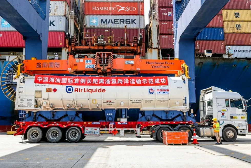 An insulated tank carrying liquid hydrogen being unloaded onto a container truck at the port of Yantian on Tuesday. The red banner says: “CNOOC International successfully demonstrated its first long-distance transoceanic transportation of liquid hydrogen.”