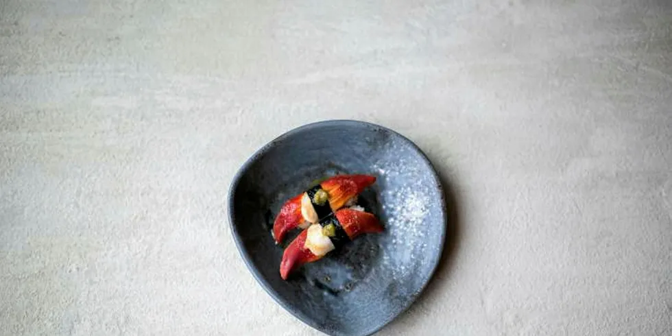 Its geoduck is served as Yakumi, Sashmi or Nigri.