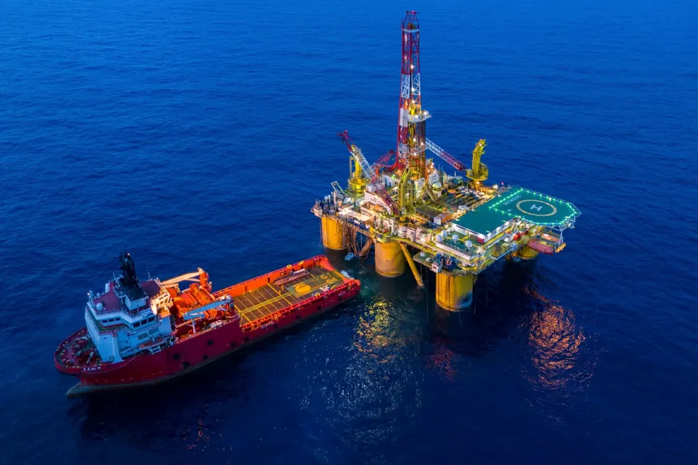 The semisub Kantan 4 drills the Hai-3 well.