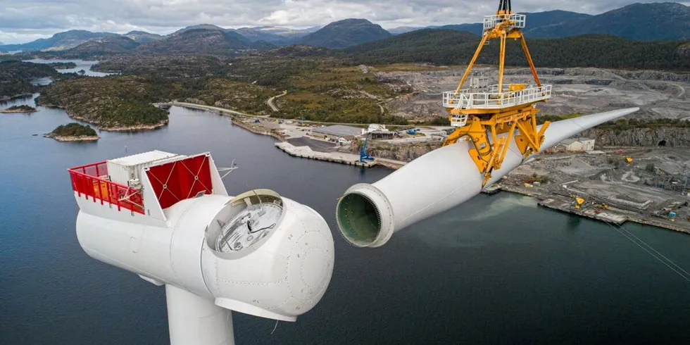 Mammoet crane helps build Norway's Hywind Tampen floating wind farm // Photo: Mammoet . .
