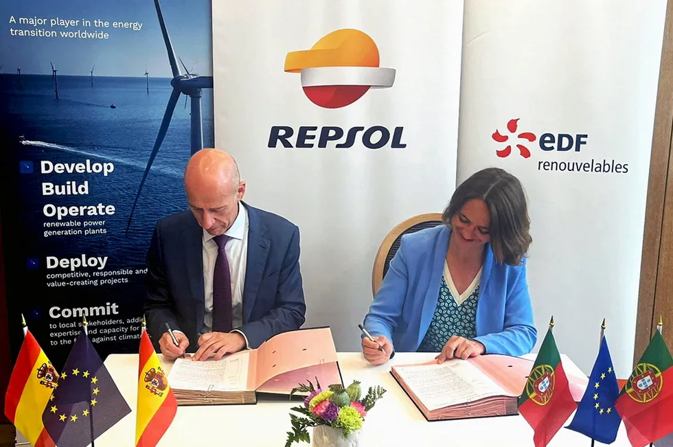 Repsol executive managing director Joao Costeira (l) and EDF Renewables CEO Beatrice Buffon (r) sign cooperation agreement.