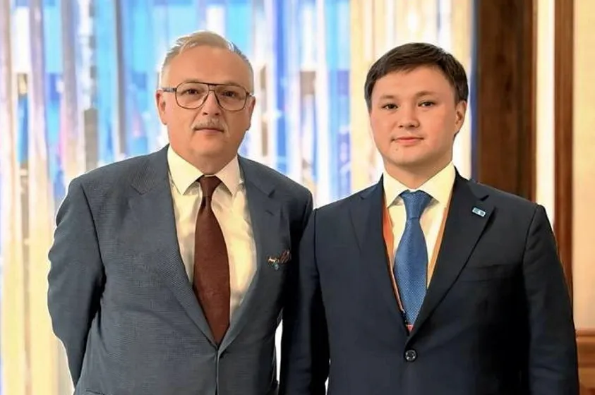 MOL chief executive Zsolt Hernadi (left) and KazMunayGaz executive chairman Askhat Khasenov.