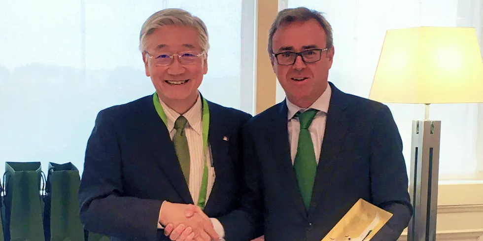 Mitsubishi Power CEO Ken Kawai (l) and Iberdrola liberalised business director Aitor Moso (r)