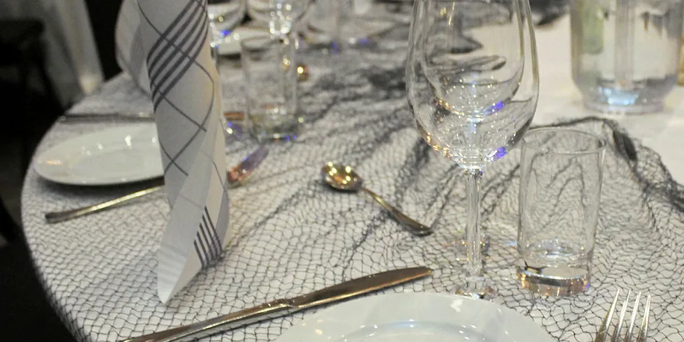 bord glass table restaurant hell19 food chef