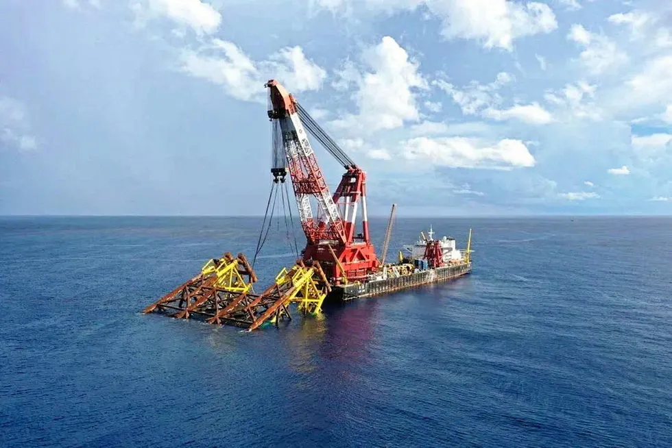 On site: CNOOC Ltd installs a jacket for the Enping 15-1 CCS project