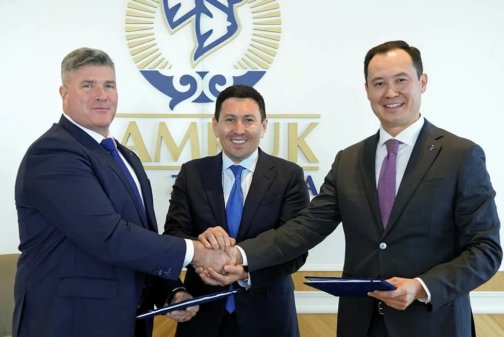 Chevron’s Eurasia business unit managing director Derek Magness (left), Samruk-Kazyna executive board chairman Nurlan Zakupov (centre) and Qazaqgaz executive director Sanzhar Zharkeshov (right) signing a seismic interpretation contract for the Zhalibek block in Astana on 1 July 2024.