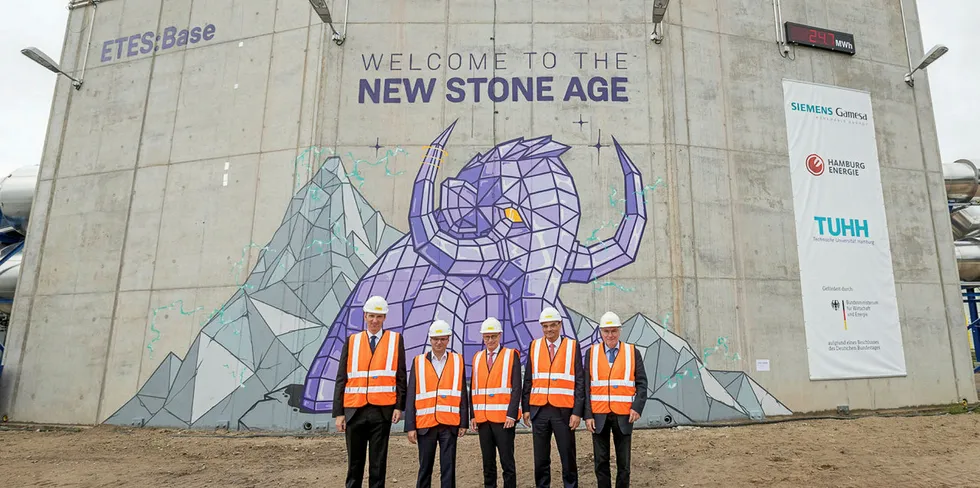 Leaders of the partners in the ETES project stand in front of the pilot plant in Hamburg. Left to right: Michael Prinz, Managing Director Hamburg Energie; , Andreas Feicht, State Secretary, Ministry of Economic Affairs and Energy; , Peter Tschentscher, Mayor of Hamburg; Markus Tacke, Siemens Gamesa chief executive; and Professor Gerhard Schmitz of the Technical University of Hamburg (TUHH).