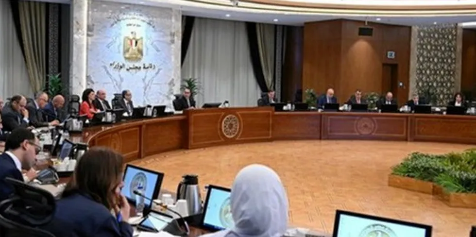 Prime Minister Mostafa Madbouli chairs a meeting of the Egyptian National Green Hydrogen Council.