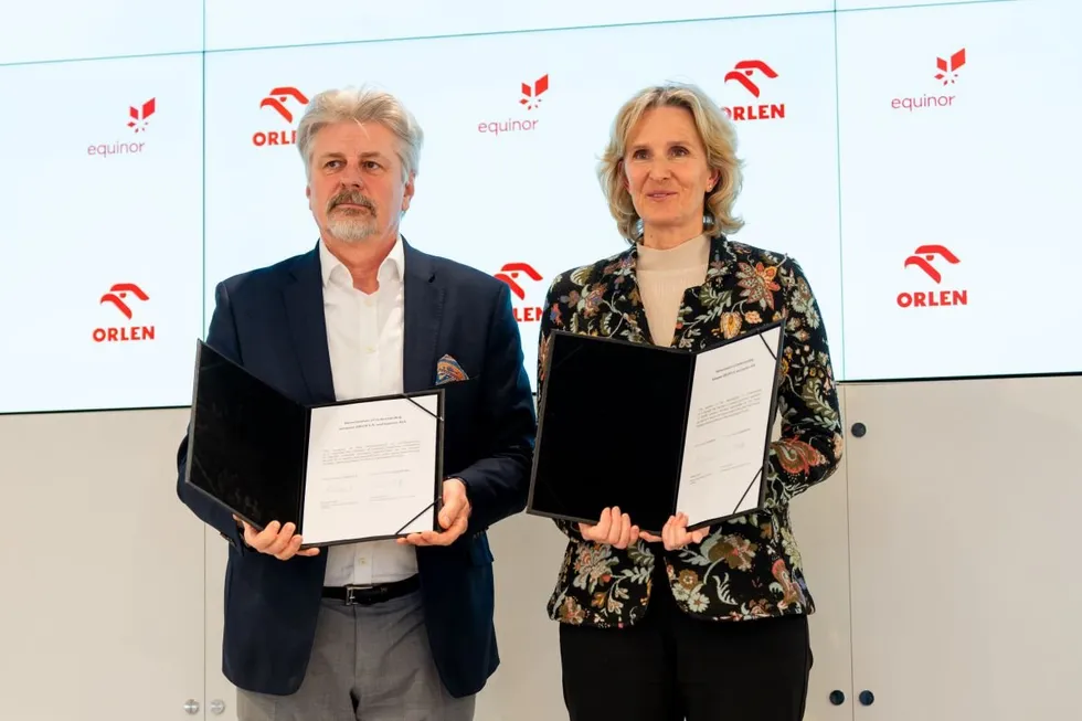 Orlen board member Wieslaw Prugar and Equinor executive vice president Irene Rummelhoff sign the CCS agreement.