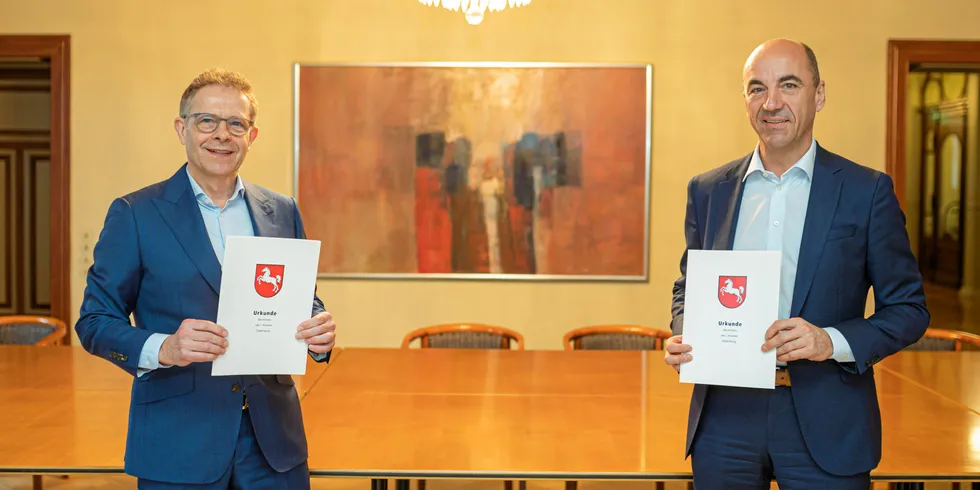 Heiko Janssen, chairman of the Aloys Wobben Stiftung (l) and Stefan Dohler, chairman of EWE AG (r)
